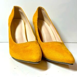 Mustard yellow suede pumps!!